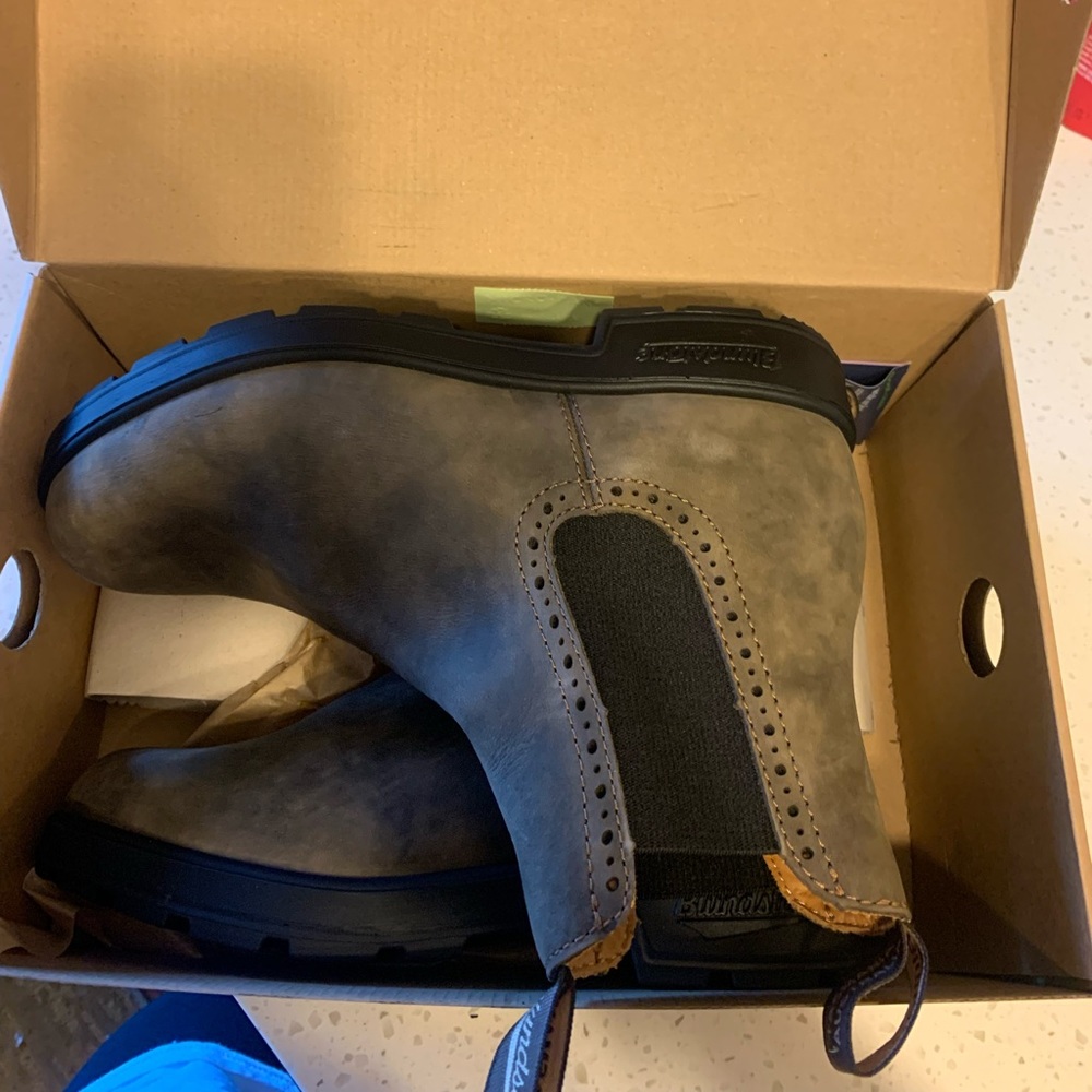 Brand new. Selling because they are too big.